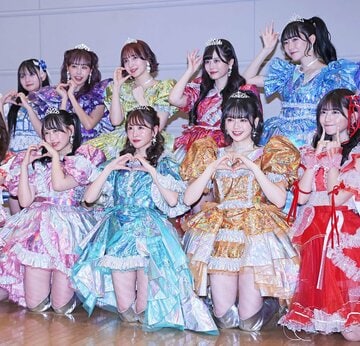 前列左からFRUITS ZIPPERの松本かれん、櫻井優衣、鎮西寿々歌、SWEET STEADYの白石まゆみ。後列左からCANDY TUNEの桐原美月、FRUITS ZIPPERの仲川瑠夏、早瀬ノエル、月足天音、真中まな