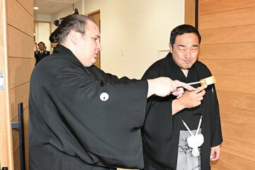 安治川親方(右)に水付けする安青錦