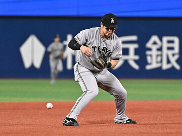初回、DeNA・宮崎の打球をファンブルした巨人・石塚裕惺