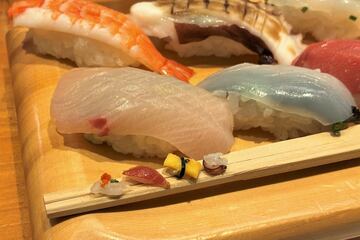 通常のすしと割りばしにのった〝超ミニすし〟との大きさの違いは明らか