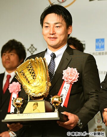  三井ゴールデン・グラブ賞の表彰式で笑顔を見せる丸佳浩