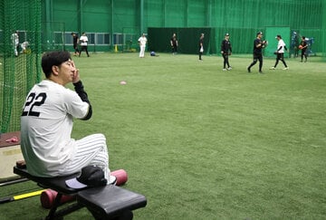 練習する選手を見守る藤川球児監督