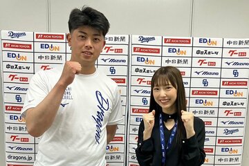 最優秀中継ぎ投手に輝いた松山晋也投手（左）と熊崎晴香