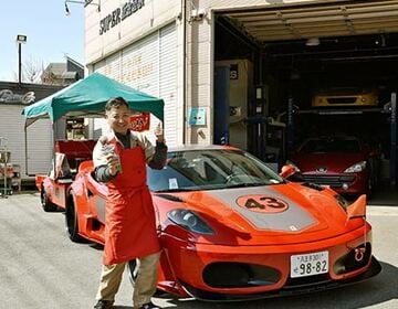  自慢のフェラーリと焼き芋トレーラーの原田さん