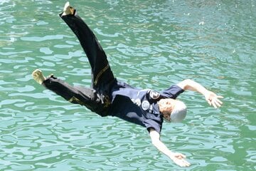 通算２０００勝の水神祭で水に落とされる平田忠則