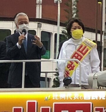  山田美樹氏（右）の応援に駆け付けた甘利幹事長（東スポWeb）