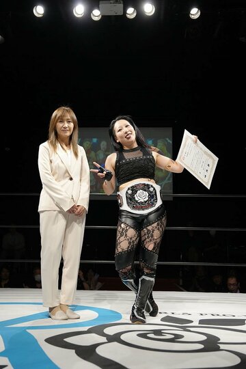 工藤めぐみGM(左)と、舌を出すRiko（©博文社）