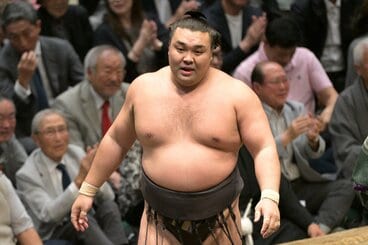優勝決定戦で若隆景に敗れた霧島
