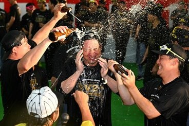 虎ナインからビールの集中砲火を浴びる阪神・藤川監督(中)