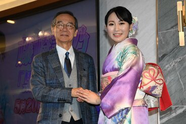 水森英夫氏（左）と握手する藤崎詩乃