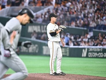 ９回二死からロッテ・ソト(左)に２ランを浴びた巨人・井上温大