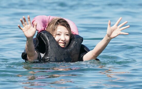  水神祭で水面に落とされ、ポーズを決める高田ひかる