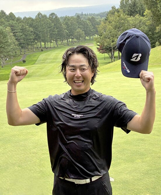 通算32アンダーで堂々のツアー初優勝を果たした平本世中