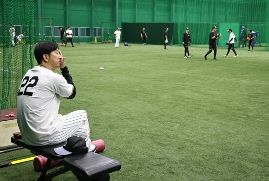 練習する選手を見守る藤川球児監督