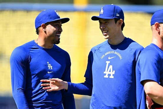 談笑するドジャースの佐々木朗希(右)と守護神ディアス