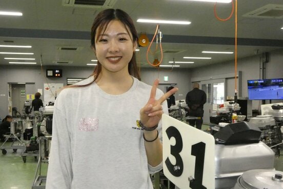 上積みに成功した３１号機を横にＶサインの戸敷晃美