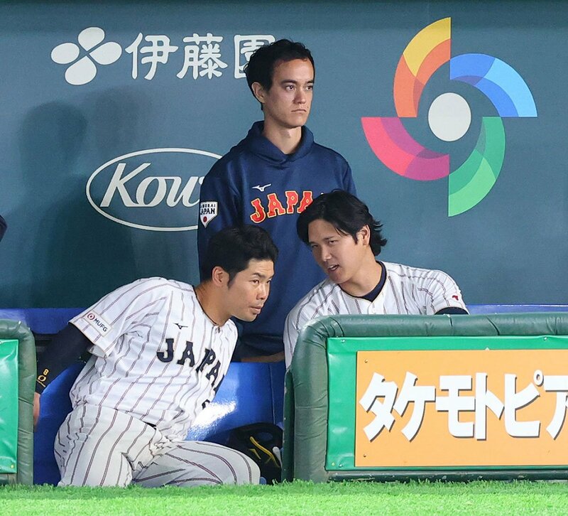 ベンチ内でも距離は近い大谷翔平(右)と近藤健介