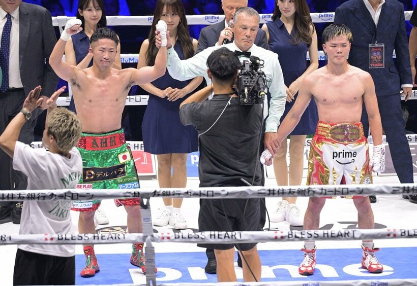 那須川天心（右）に判定で勝利した井上拓真