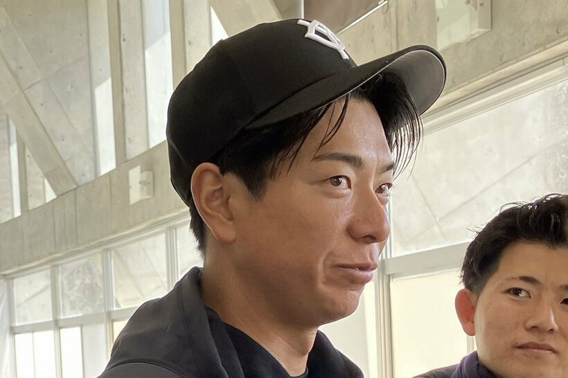 取材に応じる巨人・松本剛