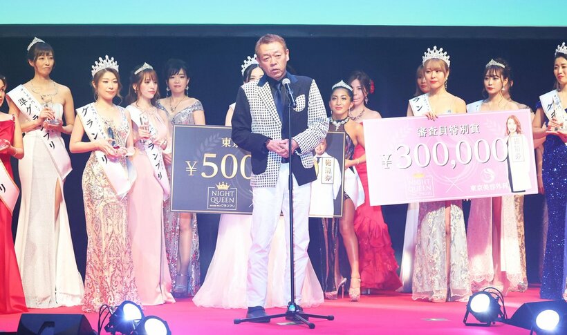 「第２回ナイトクイーングランプリ」で登壇した玉袋筋太郎(中)