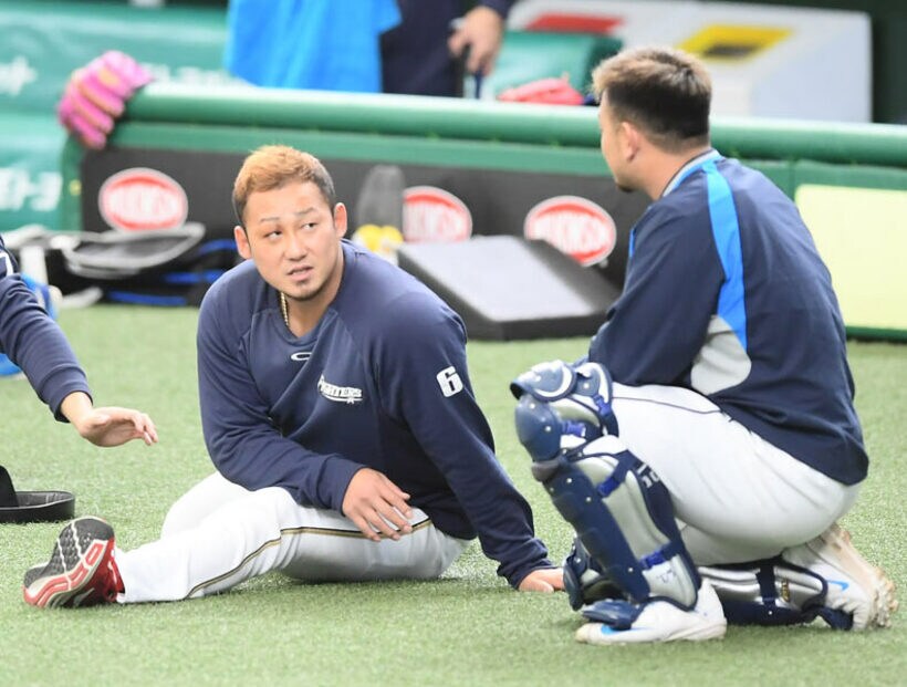  西武・森友哉と話す日本ハム・中田翔（左）