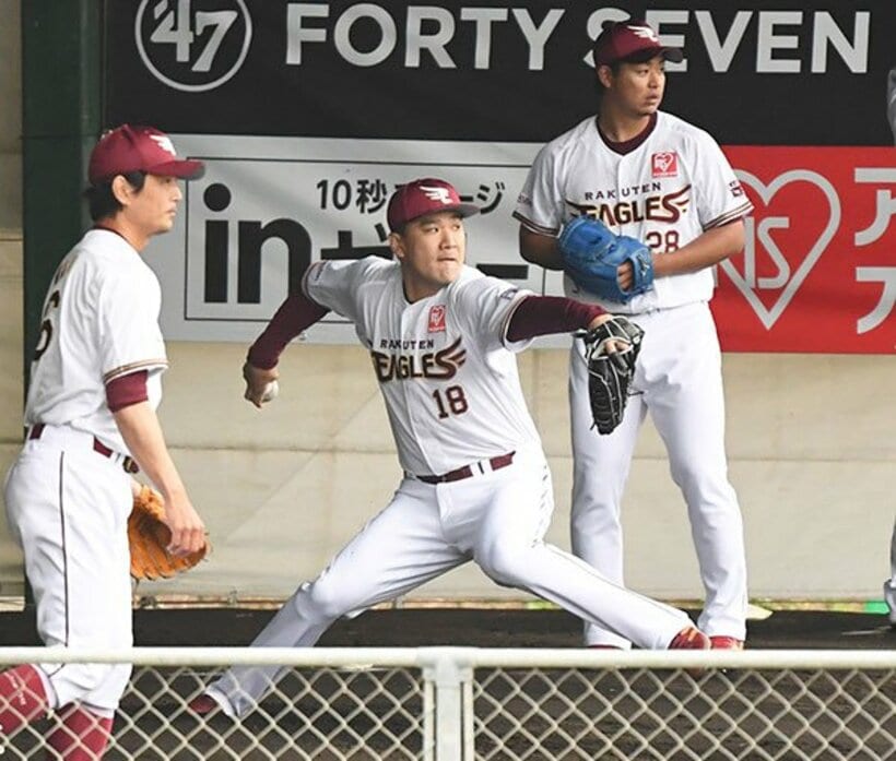  涌井（左手前）らとブルペンで投球する田中将大