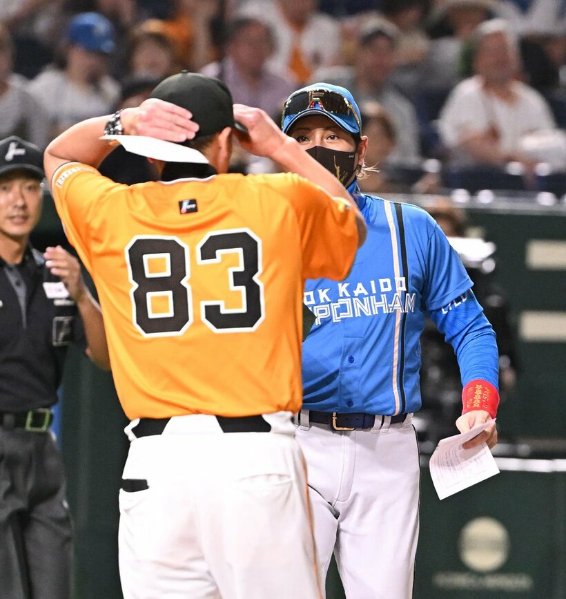 メンバー表交換の際に新庄監督からプレゼントを渡された阿部監督