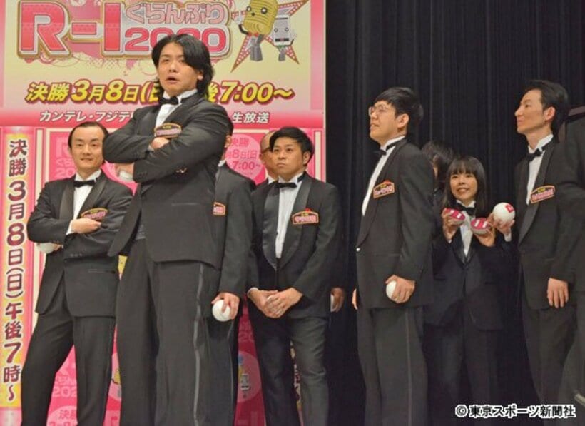  「マヂカルラブリー」野田クリスタル（左から２人目）ら１１人がＲ－１決勝進出を決めた