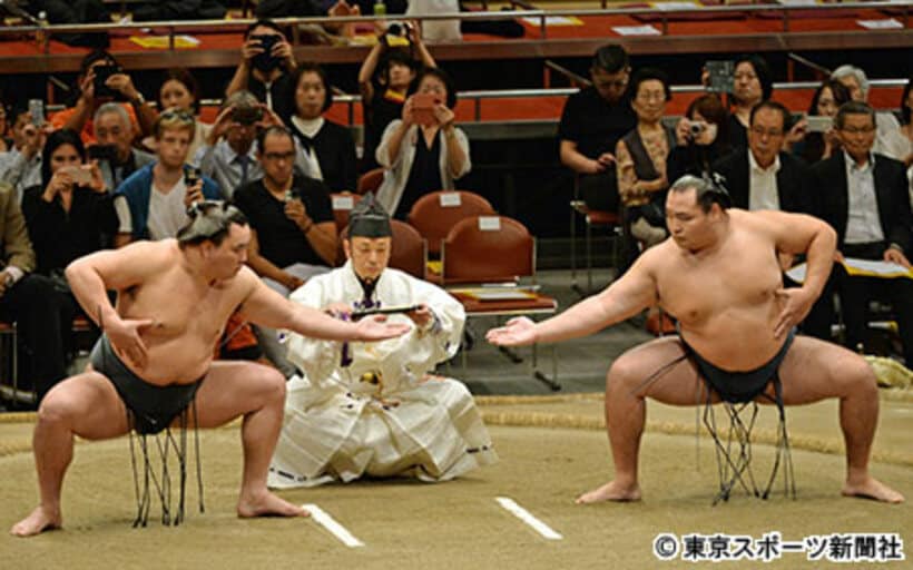 日馬富士（左）と鶴竜の両横綱が２１年ぶりとなる三段構えを披露