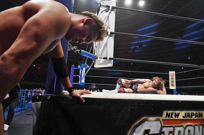  内藤(右)のテクニックに屈し、肩を落とすオカダ