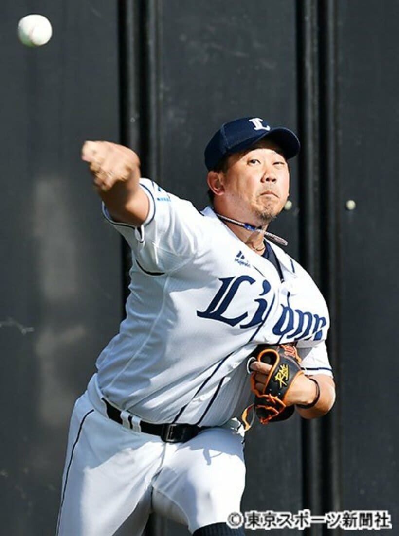  ブルペンで調整する松坂