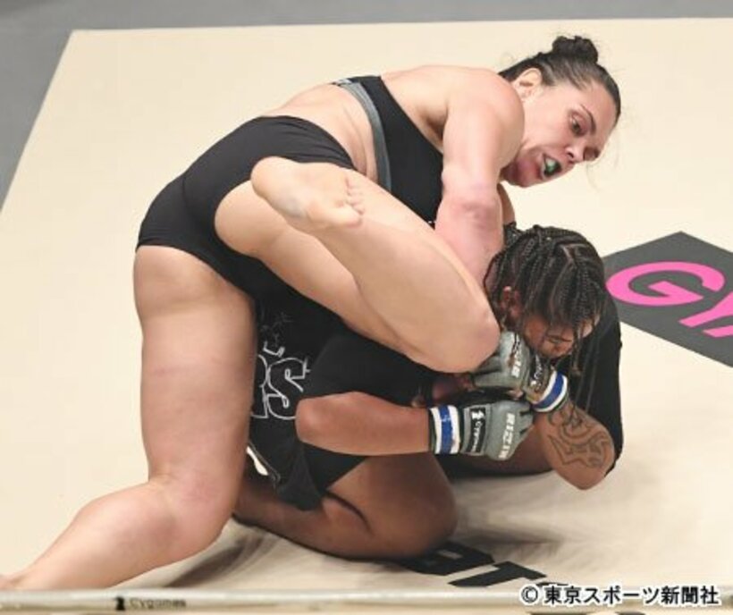 ヤーブロー（下）にヒザ蹴りを叩き込むガルシア