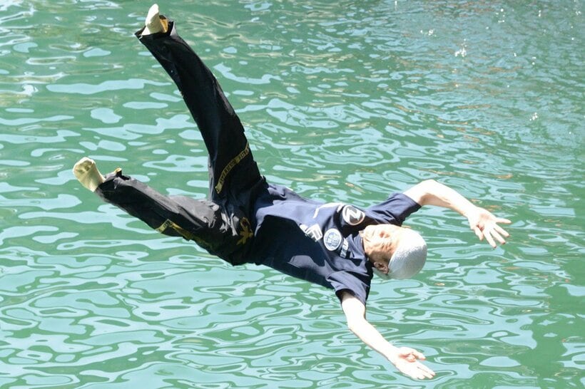 通算２０００勝の水神祭で水に落とされる平田忠則