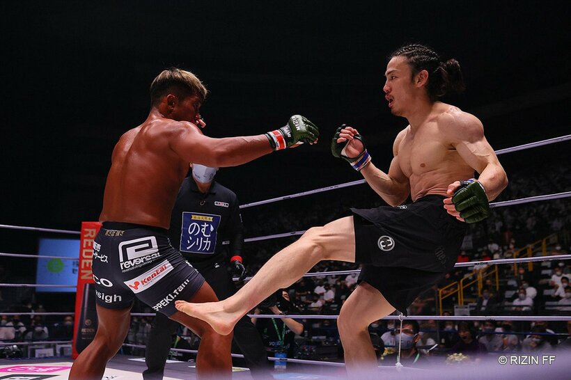  武田(左)にキックを放つ矢地