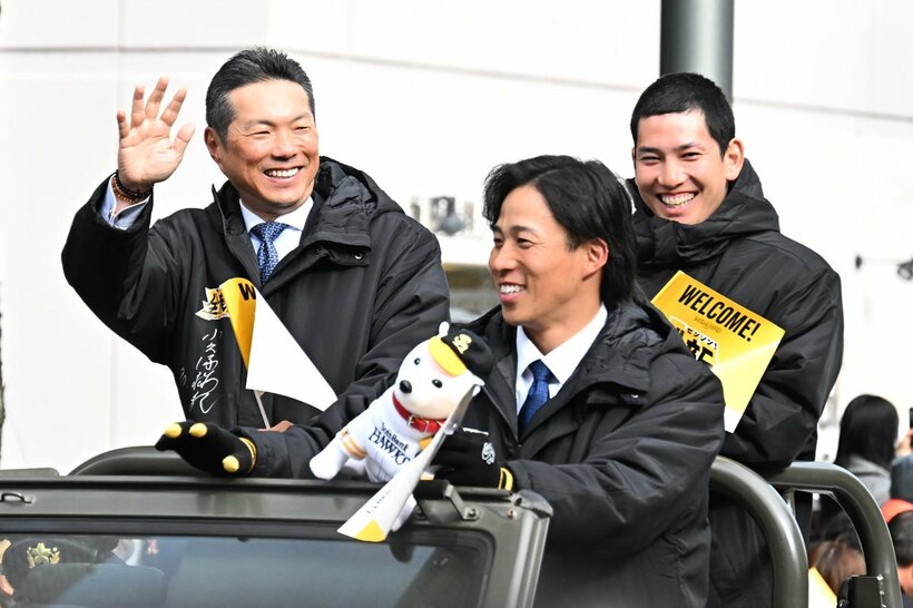 宮崎でもパレードを行ったソフトバンク・小久保監督(左)と、選手会長の栗原陵矢(奥右)。中央は野村勇