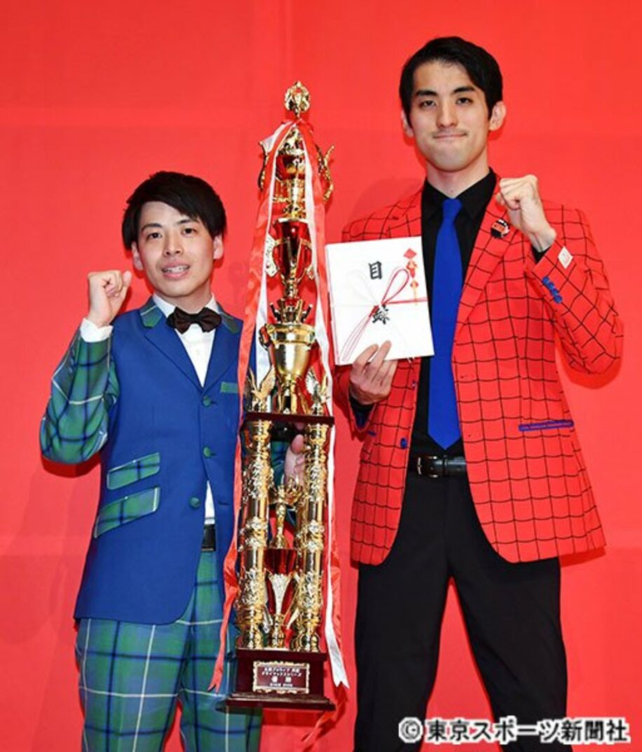  優勝した「さすらいラビー」の宇野慎太郎（左）と中田和伸