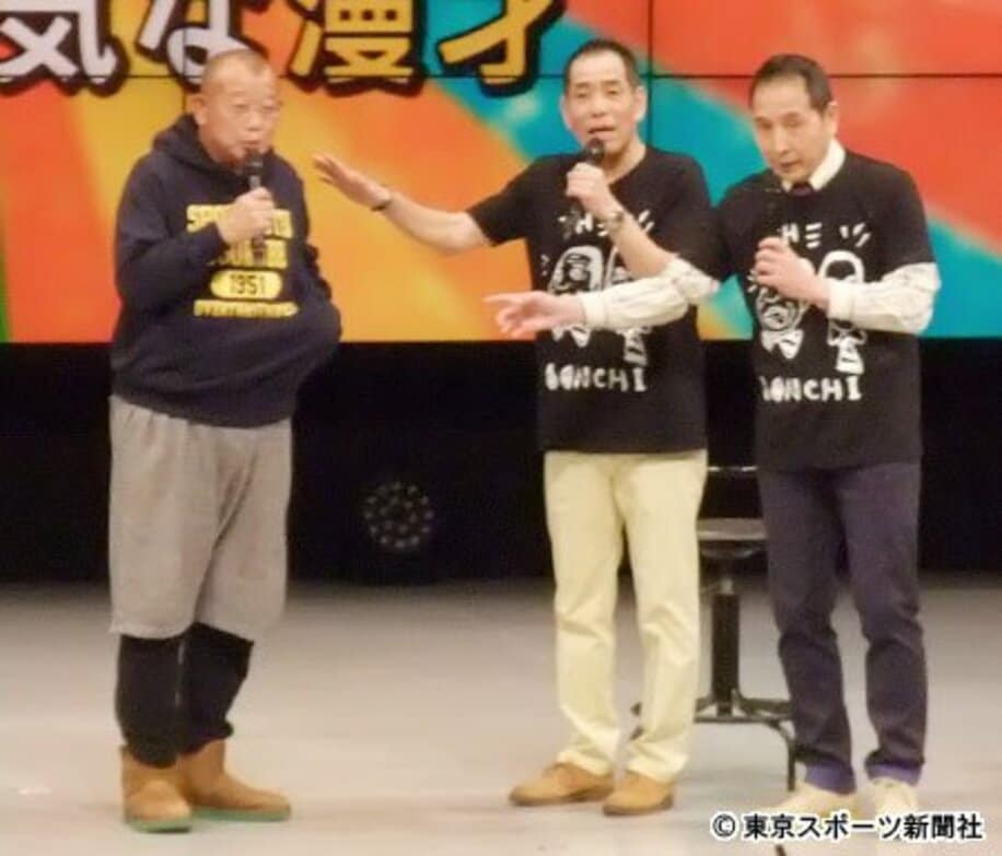 ザ・ぼんちのライブにゲスト出演した笑福亭鶴瓶（左）