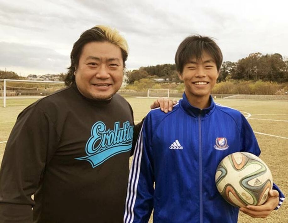  諏訪魔（左）と息子の横浜Fマリノスユース所属の幸成