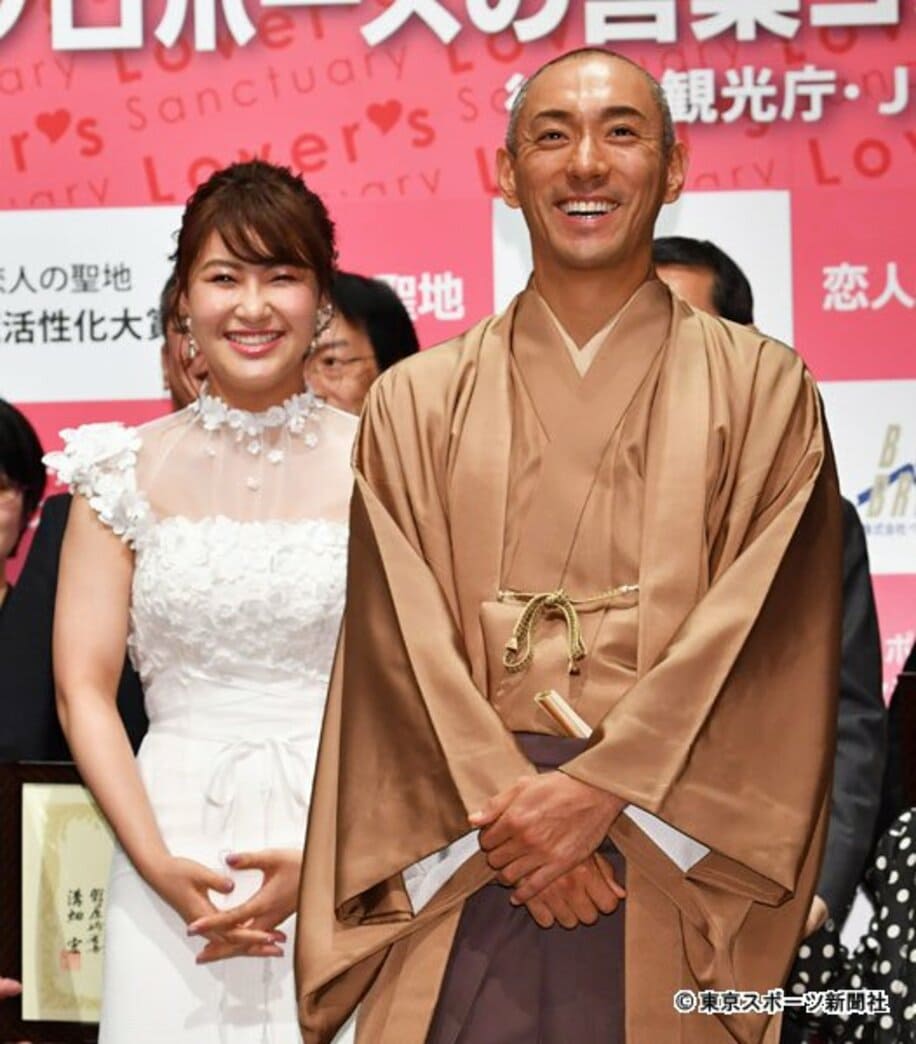  「全国プロポーズの言葉コンテスト２０１９」に出席した村上佳菜子（左）と市川海老蔵