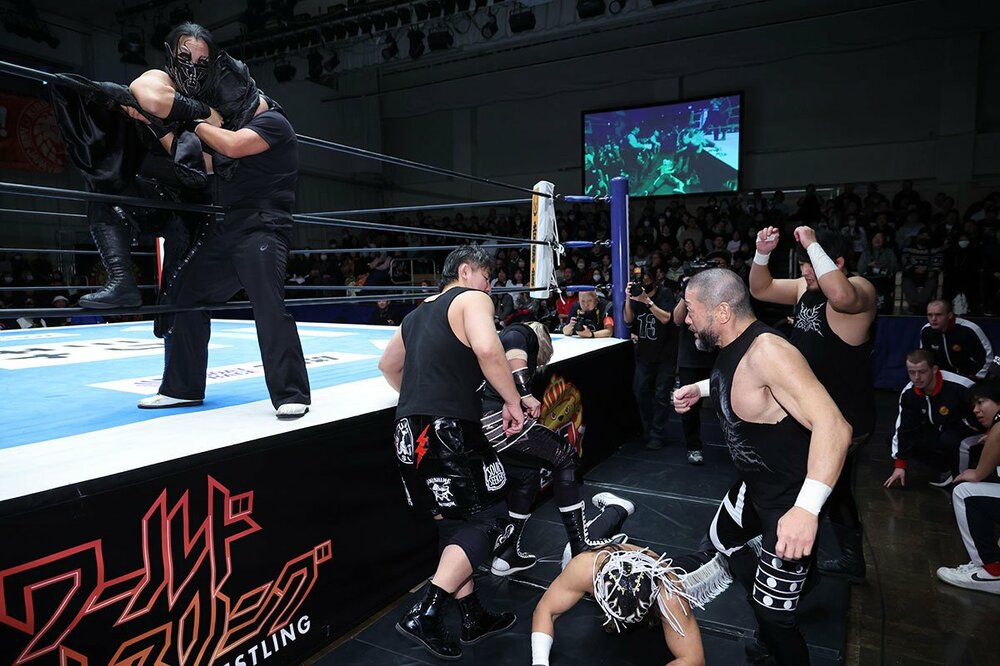 ＤＯＵＫＩ（左）はレフェリーを黒マントで目隠し。場外では極悪軍団がデスペラードを攻撃した