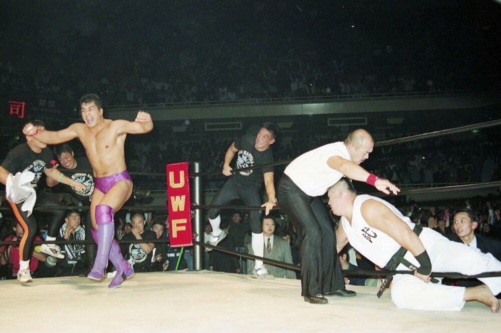 高田延彦（左）VS北尾光司戦ではセコンドを務めた（92年10月）