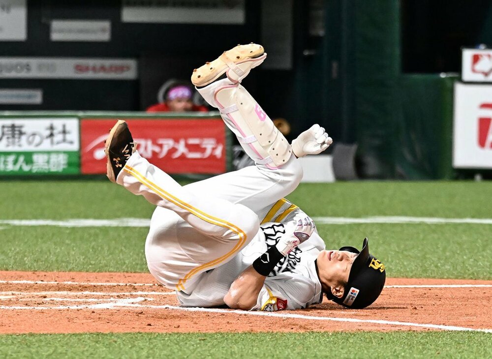 右ヒザに死球を受け、打席に倒れ込むソフトバンク・柳田悠岐