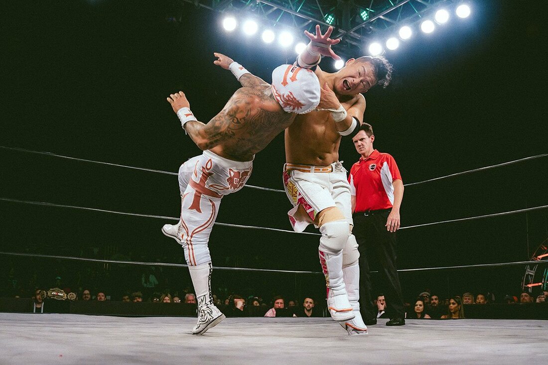 テンプラリオ(左)に掌底をぶち込むKUSHIDA(©MLW)