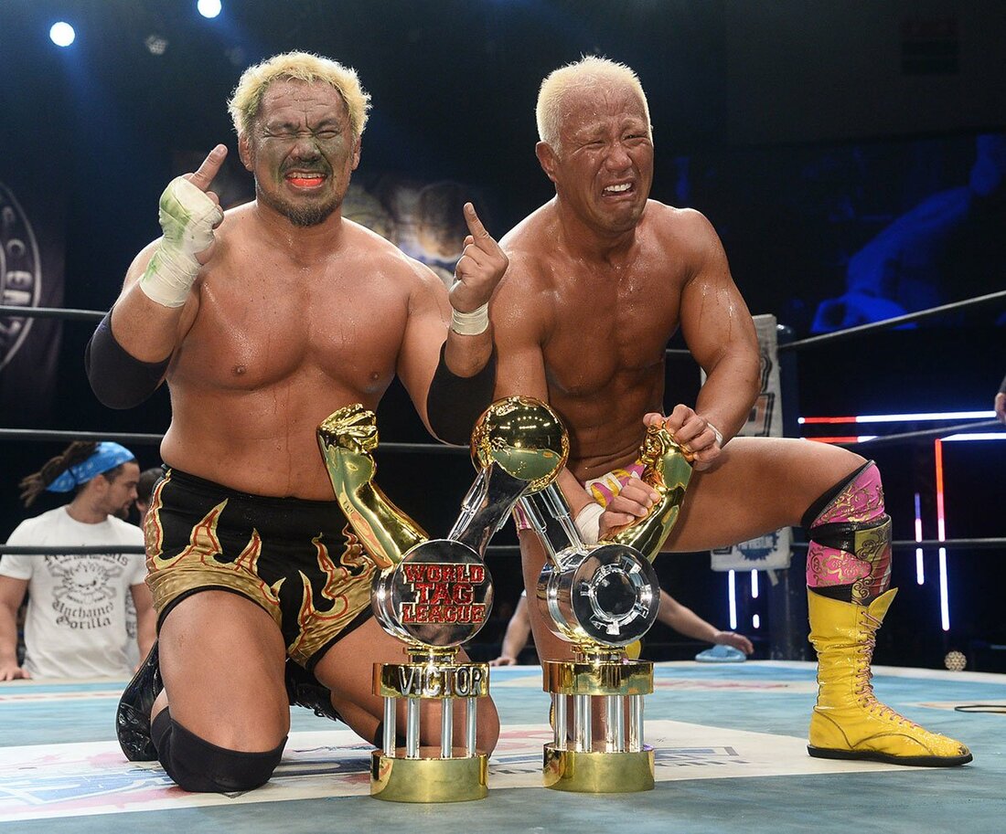 2015年、WTL初制覇に男泣きの本間朋晃(右)と、笑顔の真壁刀義
