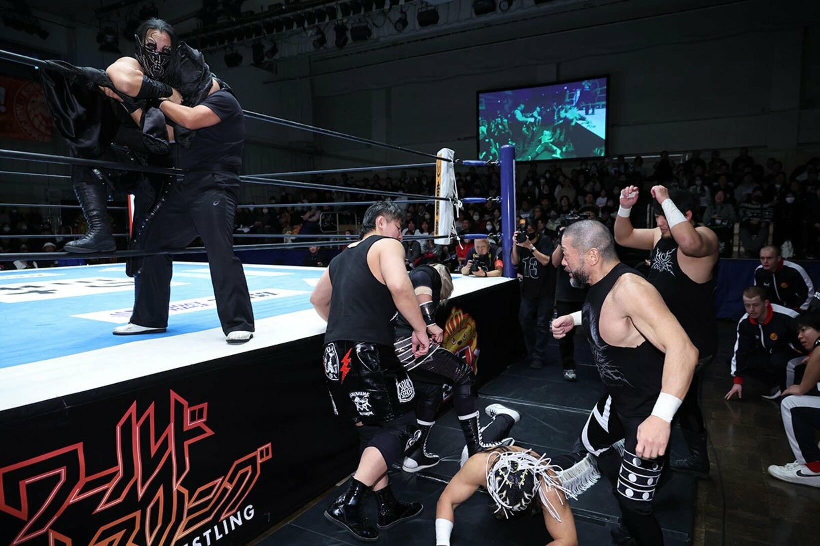 ＤＯＵＫＩ（左）はレフェリーを黒マントで目隠し。場外では極悪軍団がデスペラードを攻撃した