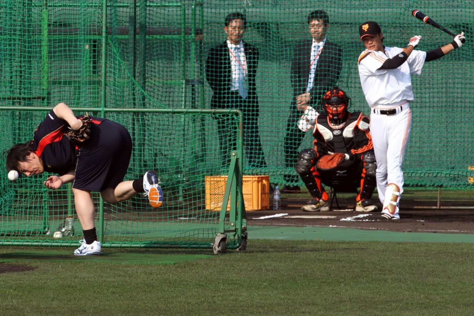坂本勇人の特打でバッティングピッチャーを務めた松井秀喜臨時コーチ（当時）(2014年)