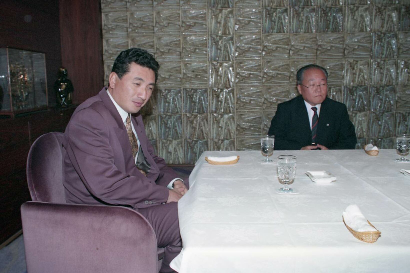 FAで阪神・沢田邦昭球団代表と交渉する山沖之彦（１９９４年）