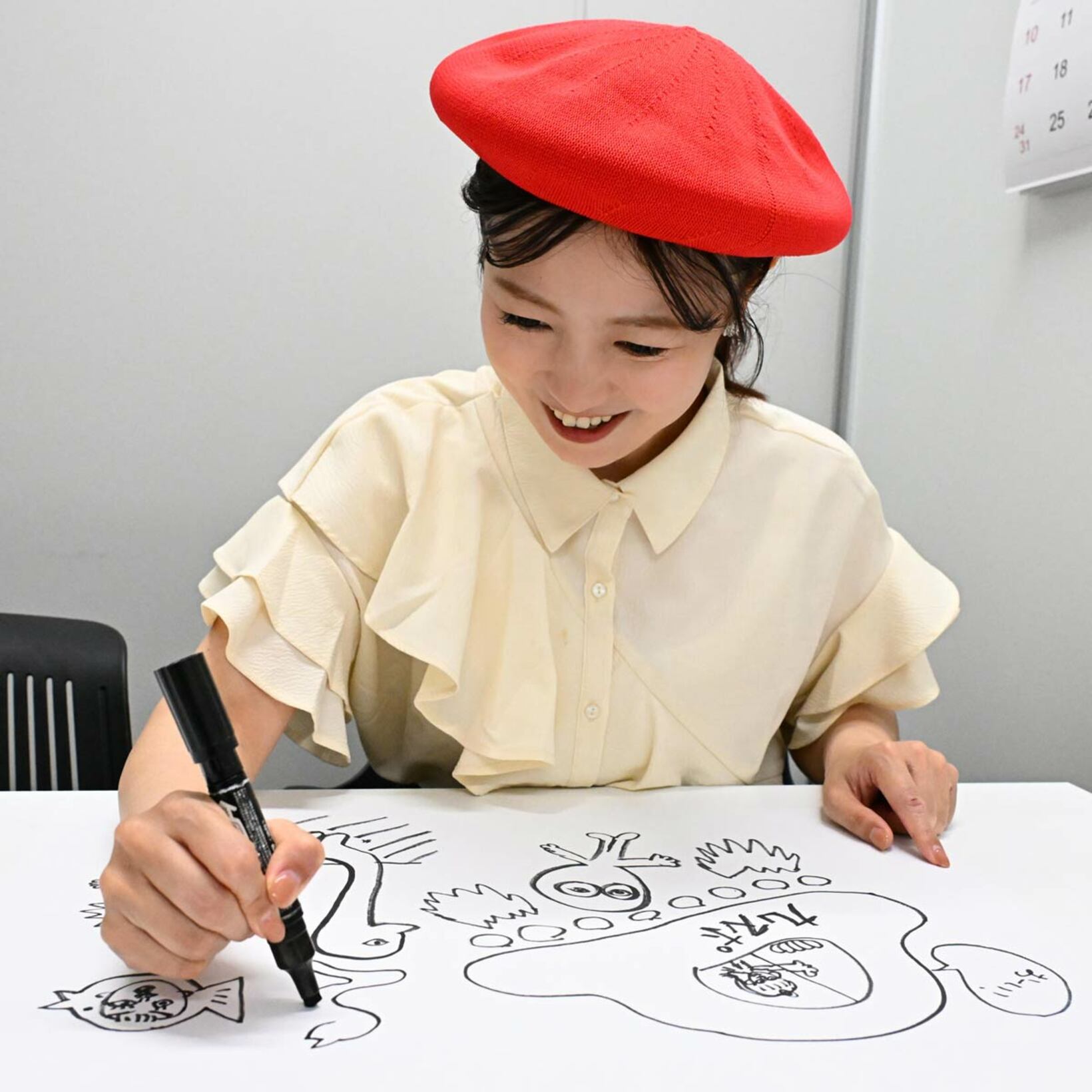 ベレー帽をかぶりイラストを描き始めた川﨑優