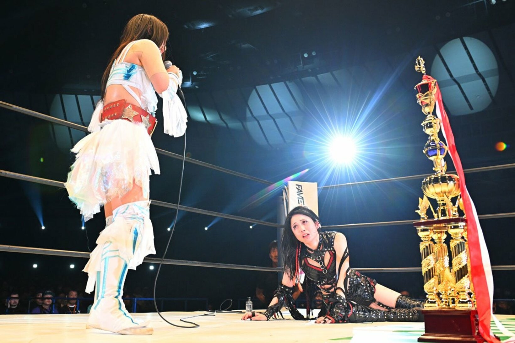 上谷沙弥を下しマイクを握った玖麗さやか（左）