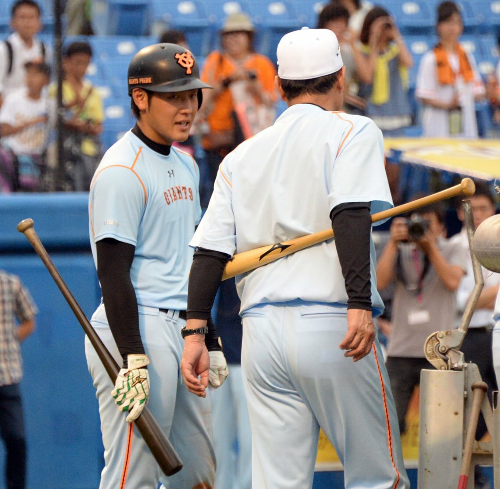 一軍に初昇格し、原監督(当時＝右)に声をかけられる岡本（2015年）